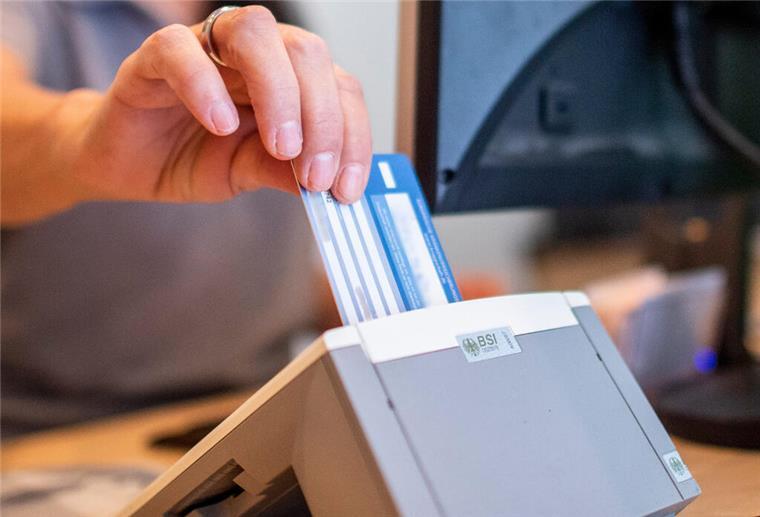 Krankenkassen fordern höhere Beiträge! Kunden dieser Anbieter sind besonders betroffen Eine Krankenkassen-Karte wird gescannt. Viele Anbieter haben zum Juli 2025 ihre Beiträge deutlich erhöht.