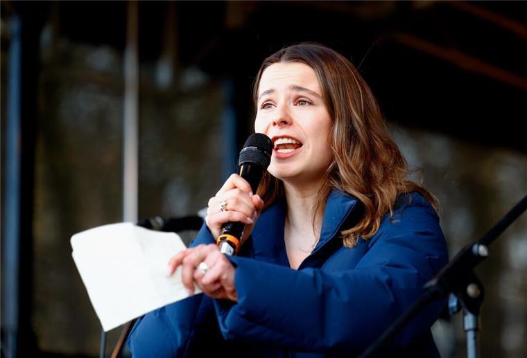 Hurricane-Festival: Lesung von Luisa Neubauer gefällt nicht jedem Luisa Neubauer, Klimaaktivistin, steht auf einer Bühne und spricht in ein Mikrofon.
