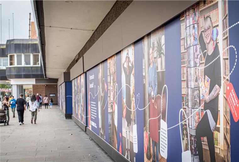 Bremerhaven berät über verkaufsoffene Sonntag Die beklebte Fensterfronten des einstigen Karstadt-Kaufhauses zeigen lächelnde Einzelhändler. Die Aktion kommt gut an.