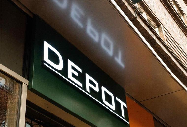 Beliebte Deko-Kette schließt 158 Filialen: China-Stratgie soll Rettung bringen Ein Schild mit dem Schriftzug "Depot" hängt über dem Eingang der Deko-Filiale. Die beliebte Deko-Kette Depot ist in Schieflage. Schon 158 Filialen musste geschlossen werden.