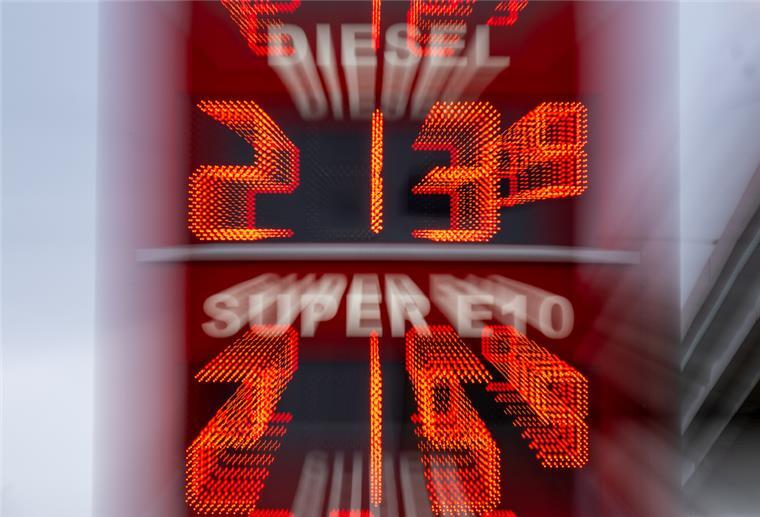 So sehr ziehen die Spritpreise an Weit über zwei Euro liegen die Preise für Benzin und Diesel an einer Tankstelle in Leipzig.