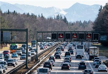 Stau Autobahn, Hintergrund Berge