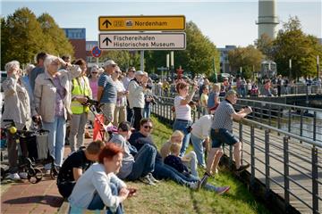 Die Bergung der „Seute Deern“ zieht viele Spaziergänger zum Alten Hafen. Foto: S...
