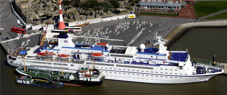 Die "Berlin" (hier eine Aufnahme aus 2015 von der Seebäderkaje) liegt aktuell in Bremerhaven an der Columbuskaje.