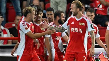 Die Berliner feiern den Sieg gegen Aufsteiger St. Pauli.