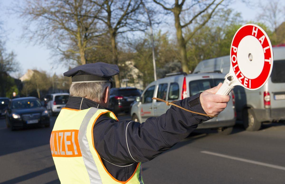 Die Berliner Polizei hat am Wochenende unter anderem einen Passanten "abgelöst", der eigenständig den Verkehr geleitet hat. 
