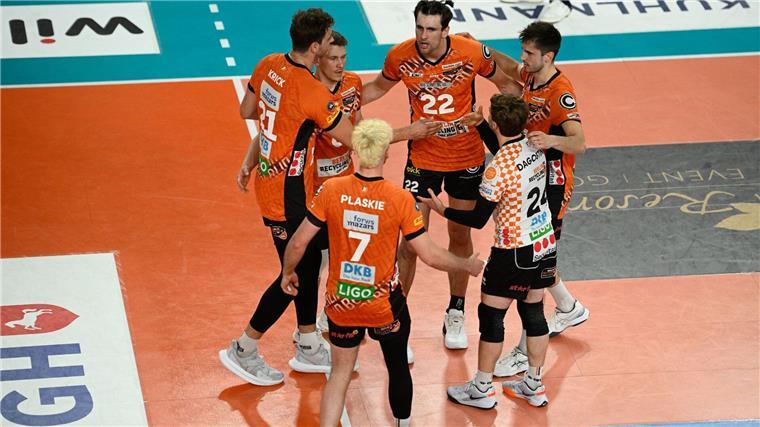 Berlins Volleyballer gewinnen zweites Finale gegen Lüneburg Die Berliner Spieler jubeln nach einem Punktgewinn.