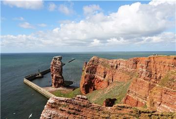 Die berühmte Lange Anna ist ein markanter, roter Felsen in der Brandung vor Helgoland.