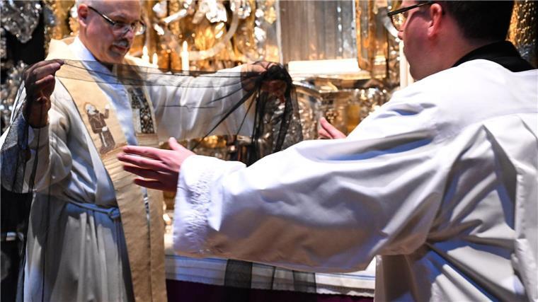 Die Schwarze Madonna, das Osterkleid und die Doppelgängerin Die berühmte Schwarze Madonna wird mehrfach im Jahr umgekleidet - nach Karfreitag wird der schwarze Schleier entfernt.