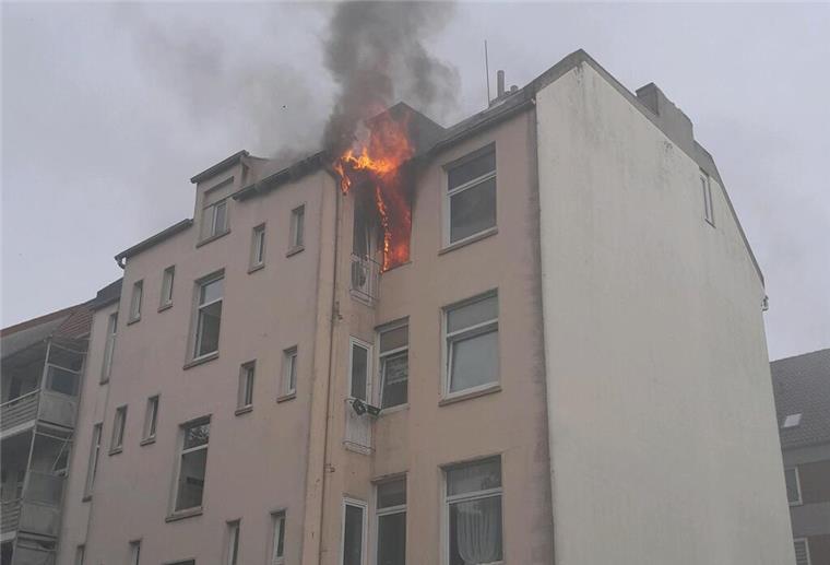 Personen vermisst: Wohnung in Bremerhavener Mehrfamilienhaus brennt lichterloh Die Berufsfeuerwehr Bremerhaven wurde zu einem Wohnungsbrand gerufen.