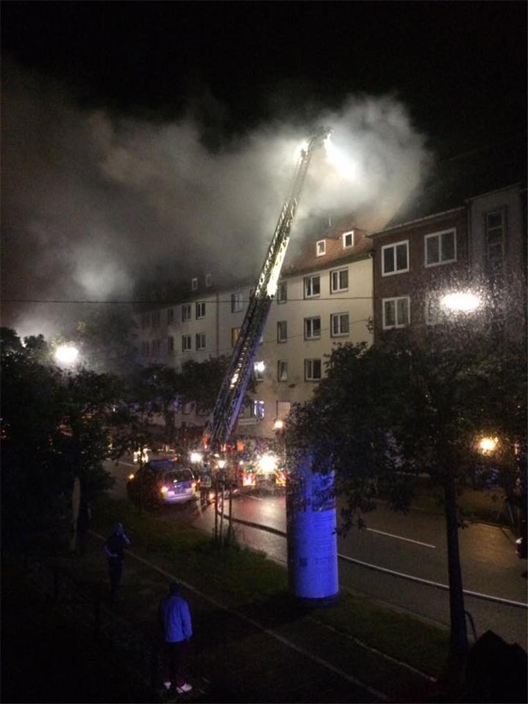 Die Berufsfeuerwehr und die Freiwillige Feuerwehr Wulsdorf haben in der Nacht einen Dachstuhlbrand in der Bismarckstraße gelöscht. 