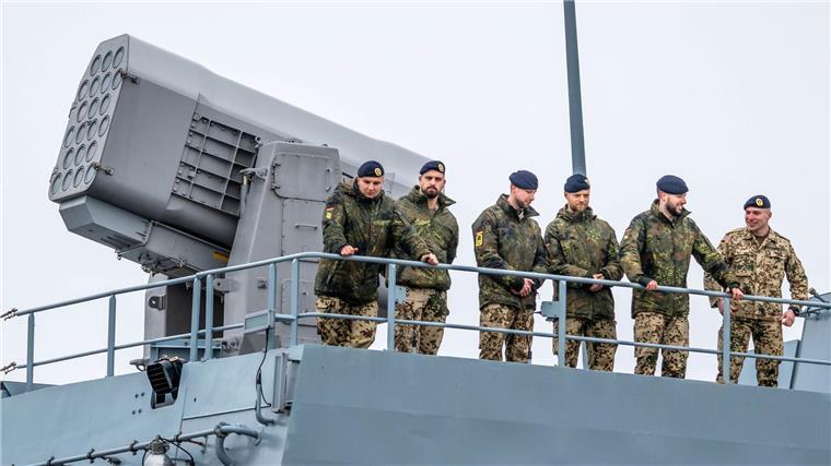 Zusätzliche Bewaffnung auf der Fregatte „Hessen“ Die Besatzung der Fregatte „Hessen“ beim Auslaufen aus dem Hafen.