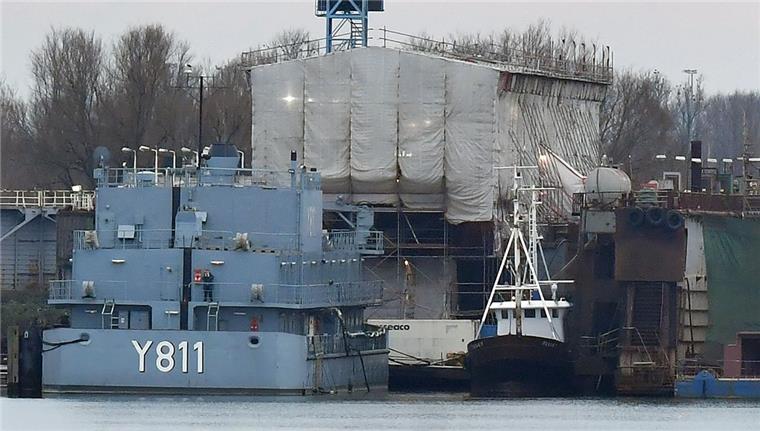 Bremerhaven: Was macht eigentlich die Crew der "Gorch Fock"? Die Besatzung der "Gorch Fock" lebt in Bremerhaven auf dem Marine-Wohnschiff "Knurrhahn" (links).