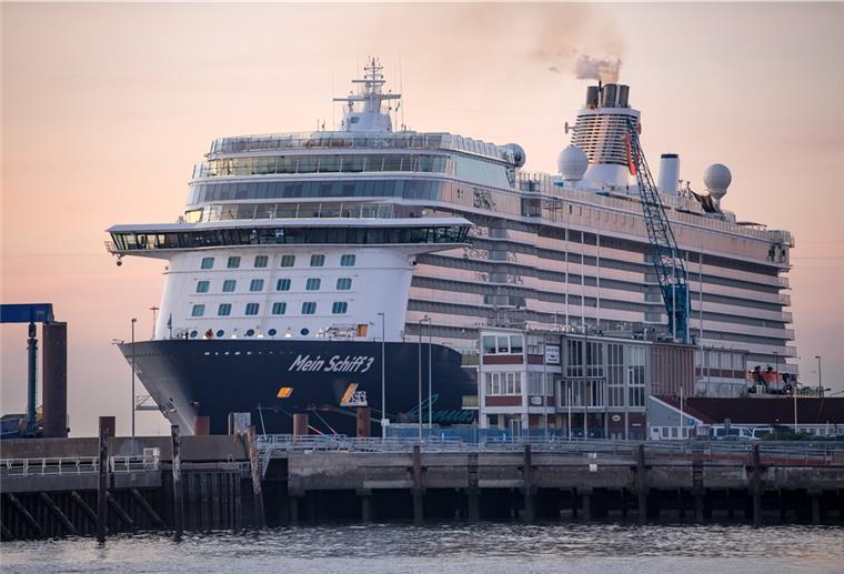 „Mein Schiff 3“: Hälfte der Besatzung von Bord Die Besatzung soll die Hälfte der Besatzung der „Mein Schiff 3“ abgereist sein.