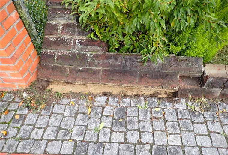 Zerstörungswut in der Zevener Innenstadt - einfach schlimm Die beschädigte Mauer an der Straße Auf der Worth.