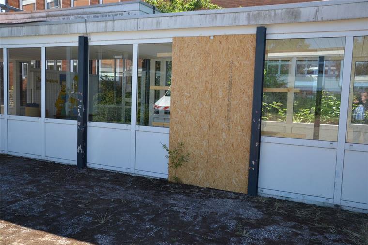 Unfassbar: Randalierer wüten in zwei Schulen in Zeven Die beschädigten Fenster der Schule wurden inzwischen notdürftig repariert.