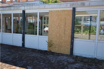 Die beschädigten Fenster der Schule wurden inzwischen notdürftig repariert.