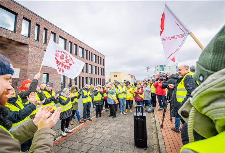 Bremerhaven: Neue Streiks bei Nordsee zu erwarten Die Beschäftigten der Nordsee-Hauptverwaltung machten Druck: Mit einem halbtägigen Warnstreik im Februar (Foto) wollten sie die Aufnahme von Tarifverhandlungen erzwingen. Dazu aufgerufen hatte die Gewerkschaft Nahrung-Genuss-Gaststätten (NGG).