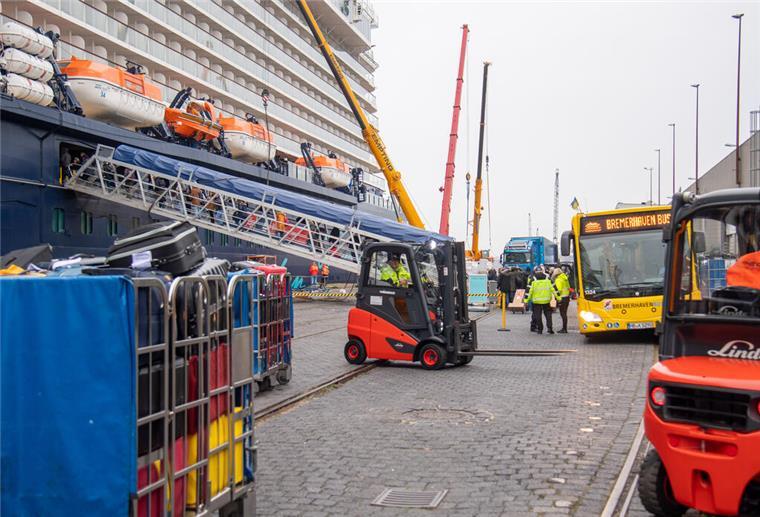 Mitarbeiter des Kreuzfahrtterminals in Bremerhaven bangen um ihre Zukunft Gabelstapler vor einem Kreuzfahrtschiff