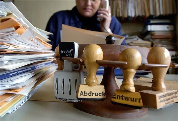 Die Beschäftigten des öffentlichen Dienstes erhalten eine Corona-Zulage. Je nach Gehaltsstufe erhalten die Mitarbeiter der Kommunen zwischen 300 und 600 Euro mit der Dezembergehaltsabrechnung.