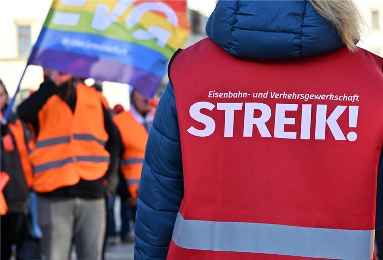 Bahngewerkschaft kündigt Warnstreik für Freitagmorgen an „Streik!“ steht auf der Warnweste einer Teilnehmerin am Warnstreik