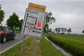 Die Beschilderung verrät es: Am Pfingstsonntag 4. Juni, ist Frühtanz in Steinau. Durchfahrt verboten.