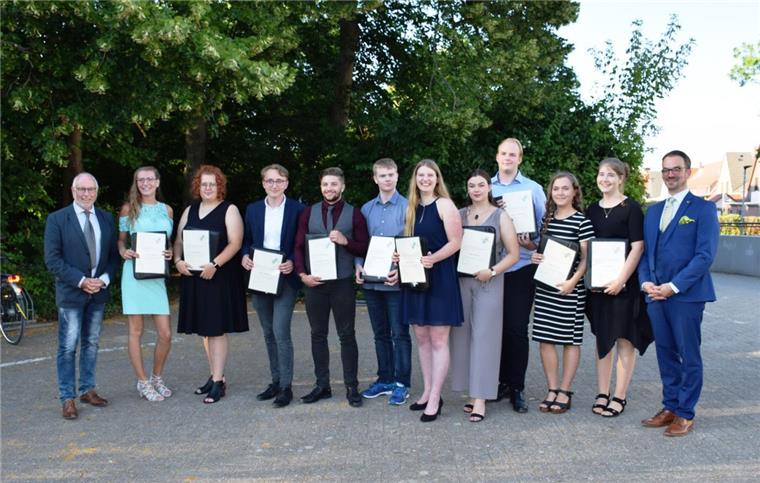 Das sind die besten Abiturienten des Nordenhamer Gymnasiums Die besten Nordenhamer Abiturienten des Jahrgangs 2019, umrahmt vom stellvertretenden Landrat Uwe Thöle (links) und dem stellvertretenden Schulleiter Dr. Sebastian Wegener (von links): Freya Seltmann, Hannah Jantzen, Jonas Wittrock, Joshua-Alexander Bunz-Ebsen, Alexander Seltmann, Lina Trüper, Fenja Heinrichs, Marc Kobbenbring, Michelle Bussler und Lotta Freese.
