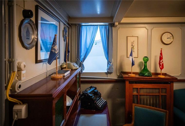 Die Besucher der Maritimen Tage dürfen sogar das Kapitänszimmer auf der „Schulschiff Deutschland“ besuchen.