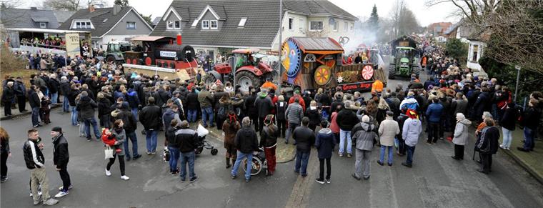Die Besucher des Karnevalumzugs bereiten sich gut vor. Einige stehen hier bereits seit zwölf Uhr – also zwei Stunden vor Zugbeginn. Viele bringen ihre eigene Verpflegung mit und das in liebevoller und teils beträchtlicher Ausführung. Sie wissen: Wer an Karneval durchhalten will, muss sich gut vorbereiten, schließlich geht die Feier von 14 Uhr bis mindestens 1 Uhr morgens.   Foto Scheschonka