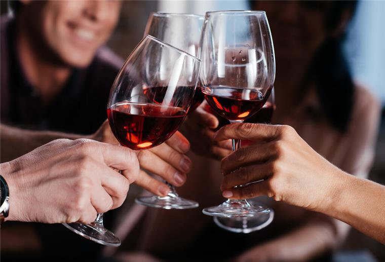 Symbolbild: Anstoßen mit Rotwein