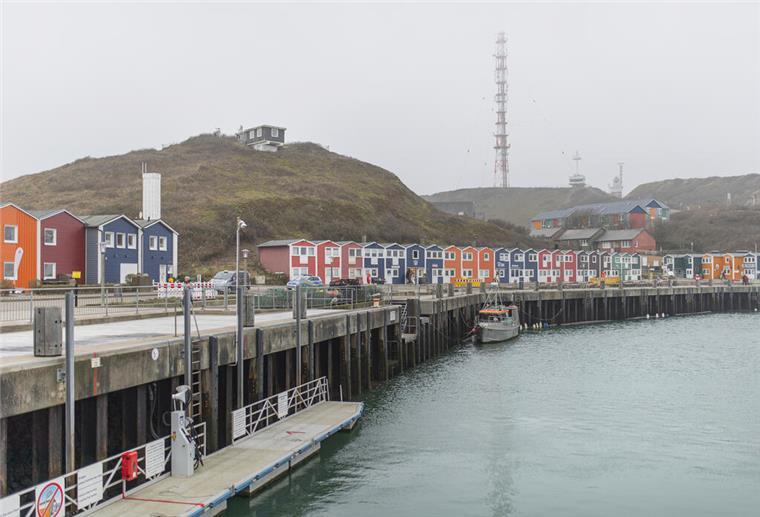 Live-Konzert auf Helgoland: Musikalisches Highlight voller Emotionen Ein Blick auf den Hafen von Helgoland: Farbenfrohe Gebäude und maritime Atmosphäre.