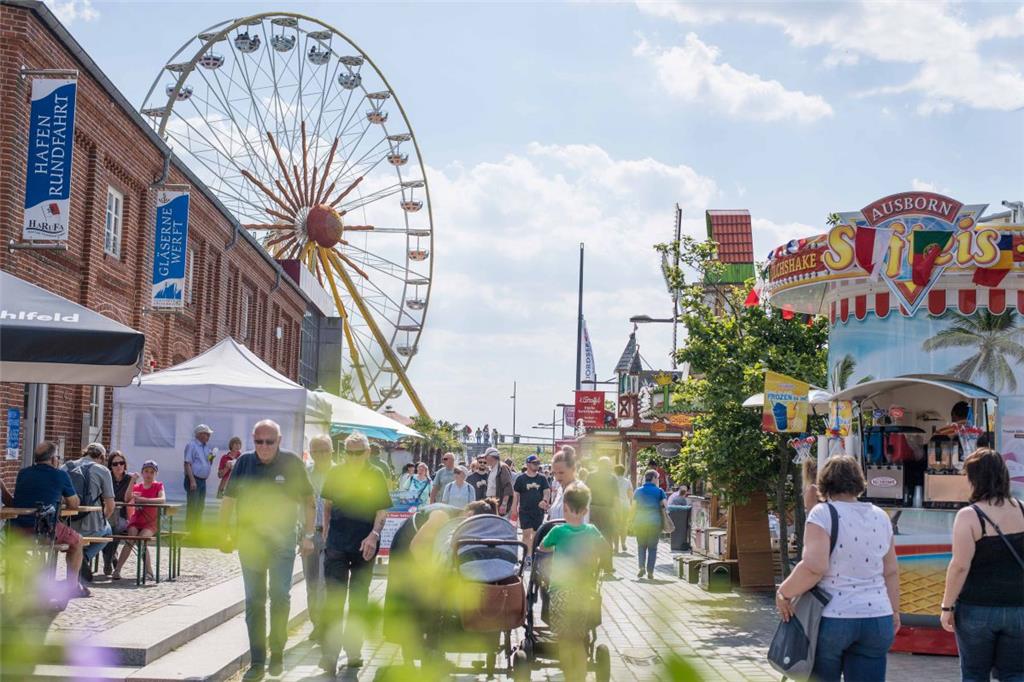Die Besucher fühlen sich am Neuen Hafen wohl. Seestadtfest 2018 in Bremerhaven. ...