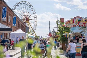 Die Besucher fühlen sich am Neuen Hafen wohl. Seestadtfest 2018 in Bremerhaven. ...