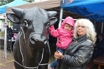 Die Besucher fühlen sich beim Bummel über BBQ an der Burg. Foto: Schoener