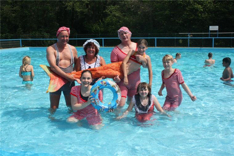 Besucher stürmen das Waldbad in Bokel Die Besucher haben Spaß bei der Saisoneröffnung im Waldbad Bokel.