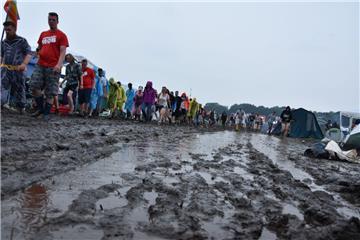 Die Besucher machen sich im strömenden Regen auf den Rückweg vom Veranstaltungsg...