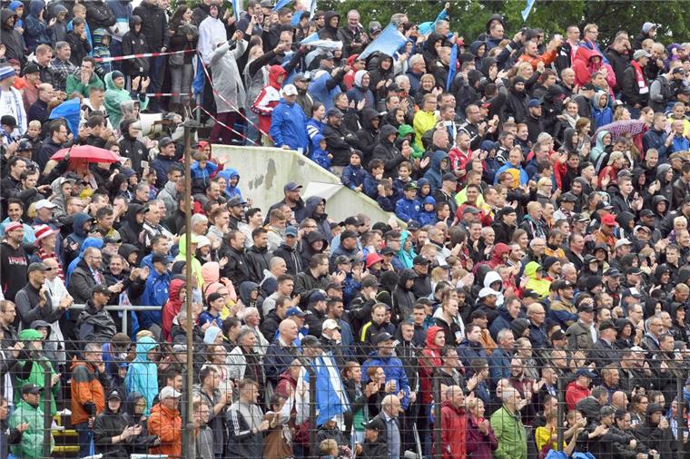 Die Besucher standen beim DFB-Pokalspiel zwischen LTS Bremerhaven und 1. FC Köln dicht gedrängt im Nordsee-Stadion. 