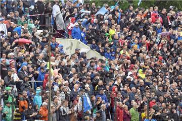 Die Besucher standen beim DFB-Pokalspiel zwischen LTS Bremerhaven und 1. FC Köln dicht gedrängt im Nordsee-Stadion. 