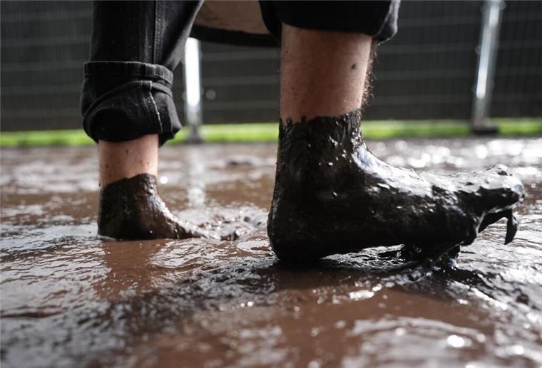 Regenmassen verwandeln Wacken in Schlammfeld Die Besucherinnen und Besucher lassen sich von dem Wetter beim Wacken Open Air nicht abschrecken.