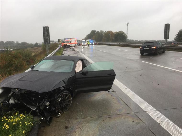 Chaos auf der Autobahn: Vollsperrung bei Elsdorf dauert an Die beteiligten Pkw an der Unfallstelle. Die Vollsperrung der A 1 wird vermutlich noch länger dauern.