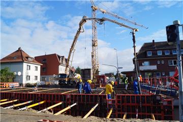 Die Betonage der Brücke am Blexer Sieltief ist am Freitag erfolgt. Die Arbeiten liegen im Zeitplan. 