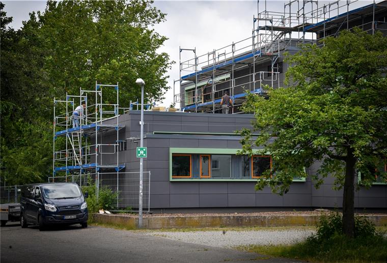 Seestadt-Immobilien in finanzieller Schieflage Die Betonfassade des Schulzentrums Geschwister Scholl muss saniert werden - die Baumaßnahmen belasten den Haushalt mit zwei Millionen Euro.