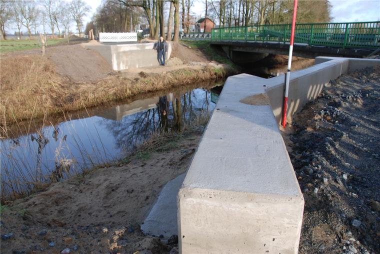 Radweg von Flögeln nach Bad Bederkesa: Brücke kommt im März Die Betonfundamente für die Brücke über den Fickmühlener Randkanal sind bereits fertig. Jetzt fehlt „nur“ noch die Brücke. Ortsbürgermeister Claus Seebeck (CDU) freut sich, dass der Radweg an der K18 bald fertig ist.