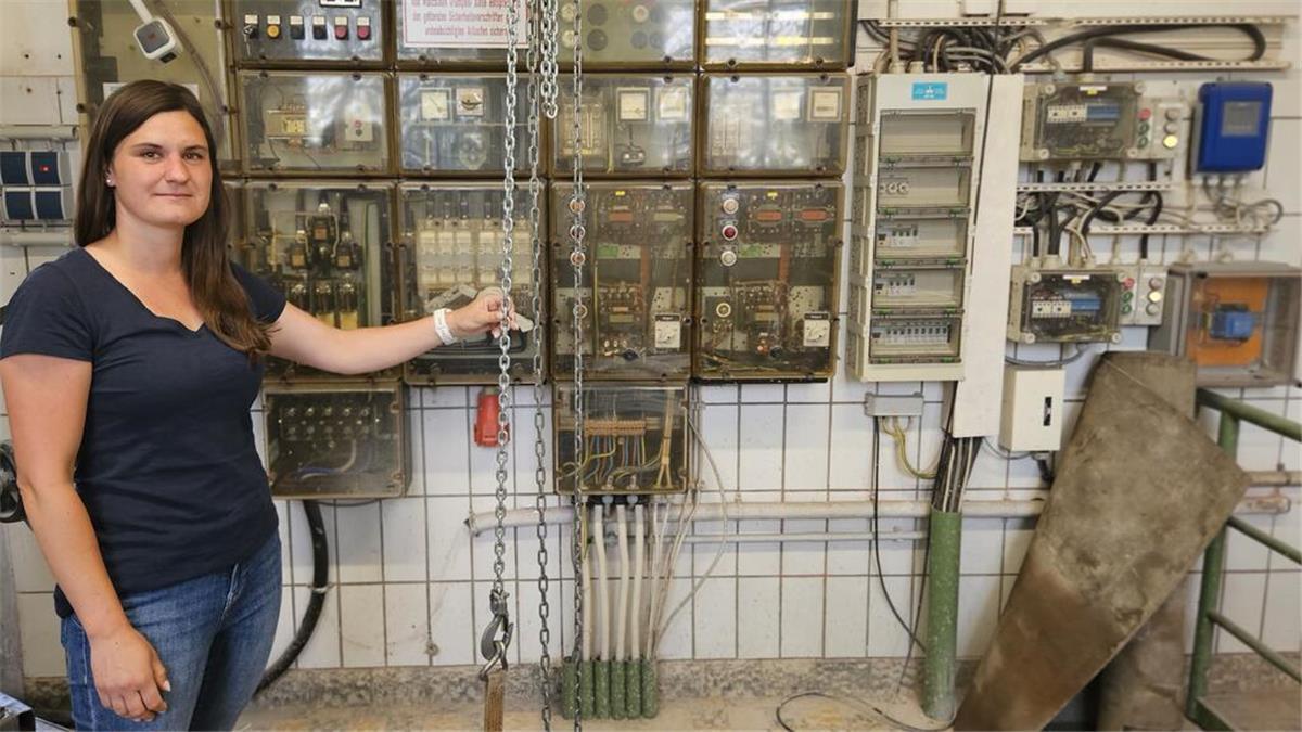 Baustart in Einswarden: Werftstraße wird ab Dienstag halbseitig gesperrt Frau steht in Einswarder Pumpenstation. Die Betriebsleiterin des städtischen Klärwerks, Milena Munderloh-Schulz, zeigt die veraltete Technik im Pumpwerk Einswarden, das sich an der Werftstraße befindet. Die Anlage soll jetzt umfassend saniert werden.