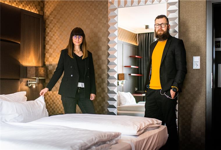 Zu Pfingsten kommen die Touristen zurück Die Betten für die Gäste sind zu Pfingsten bereits gemacht: Martin und Emina Seiffert führen in der Bremerhavener Innenstadt das Hotel "Haverkamp".