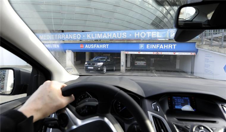 Hilft freies Parken dem Handel in der Innenstadt weiter? Die Bewirtschaftung der City-Parkhäuser Havenwelten, Columbus-Center und Theatergarage wird über Gebühren finanziert. Sie liegen in Bremerhaven deutlich unter dem Niveau anderer großer Städte. Foto Scheschonka