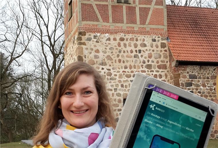 Konfirmation: Gemeinden „machen das Beste“ draus Die Bexhöveder Pastorin Lara Schilde zeigt die KonApp, die sie aktuell für den Konfirmandenunterricht nutzt.