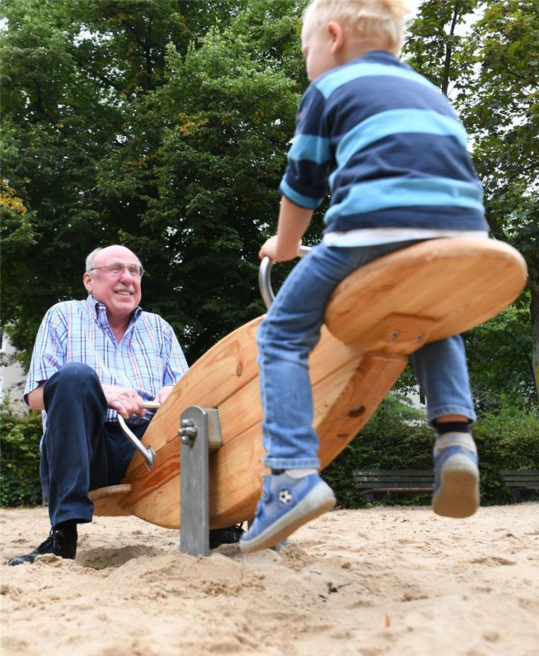 Selsingen: Großeltern-Enkel-Freizeit bisher einmalig Die Beziehung von Großeltern und Enkeln ist eine besondere. Nicht nur auf dem Spielplatz. Die Kirchengemeinde Selsingen bot jetzt eine Großeltern-Enkel-Freizeit an. Dies ist bisher einmalig im Kirchenkreis Bremervörde-Zeven.