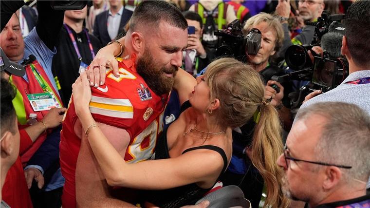 Jetzt wieder Football: Kelces Chance auf NFL-Geschichte Die Beziehung zu Superstar Taylor Swift hat Travis Kelce weit über NFL-Kreise hinaus berühmt gemacht.