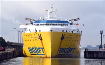Die "Biglift  Barentsz" läuft in die Kaiserschleuse ein.